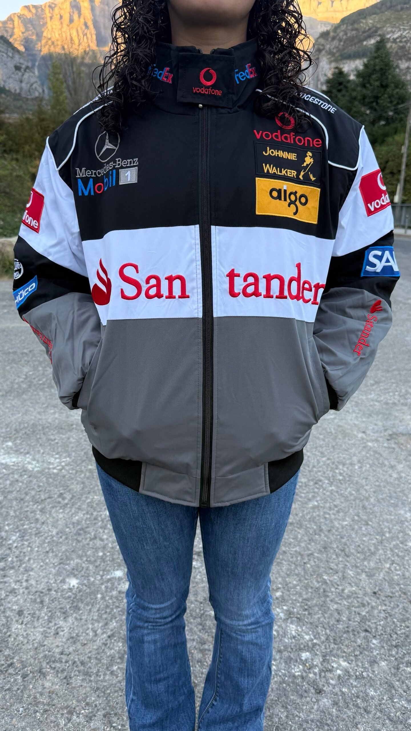 Chaqueta Racing Mercedes-Benz Vintage – Negra, Blanca y Gris (Bordada)