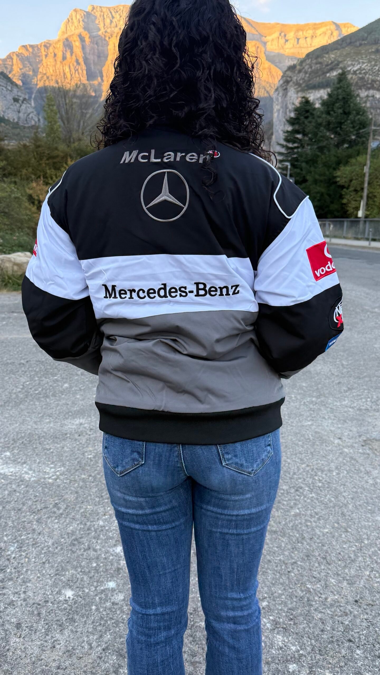 Chaqueta Racing Mercedes-Benz Vintage – Negra, Blanca y Gris (Bordada) - Imagen 5