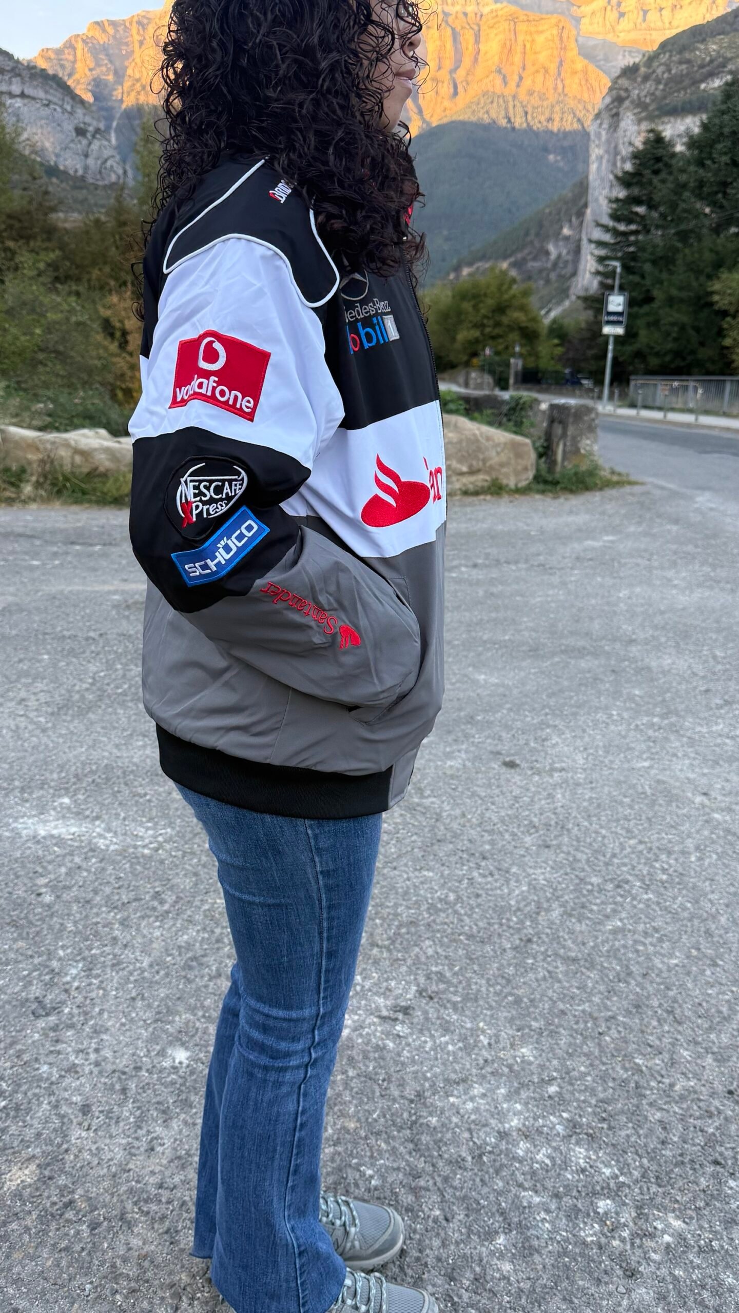 Chaqueta Racing Mercedes-Benz Vintage – Negra, Blanca y Gris (Bordada) - Imagen 3