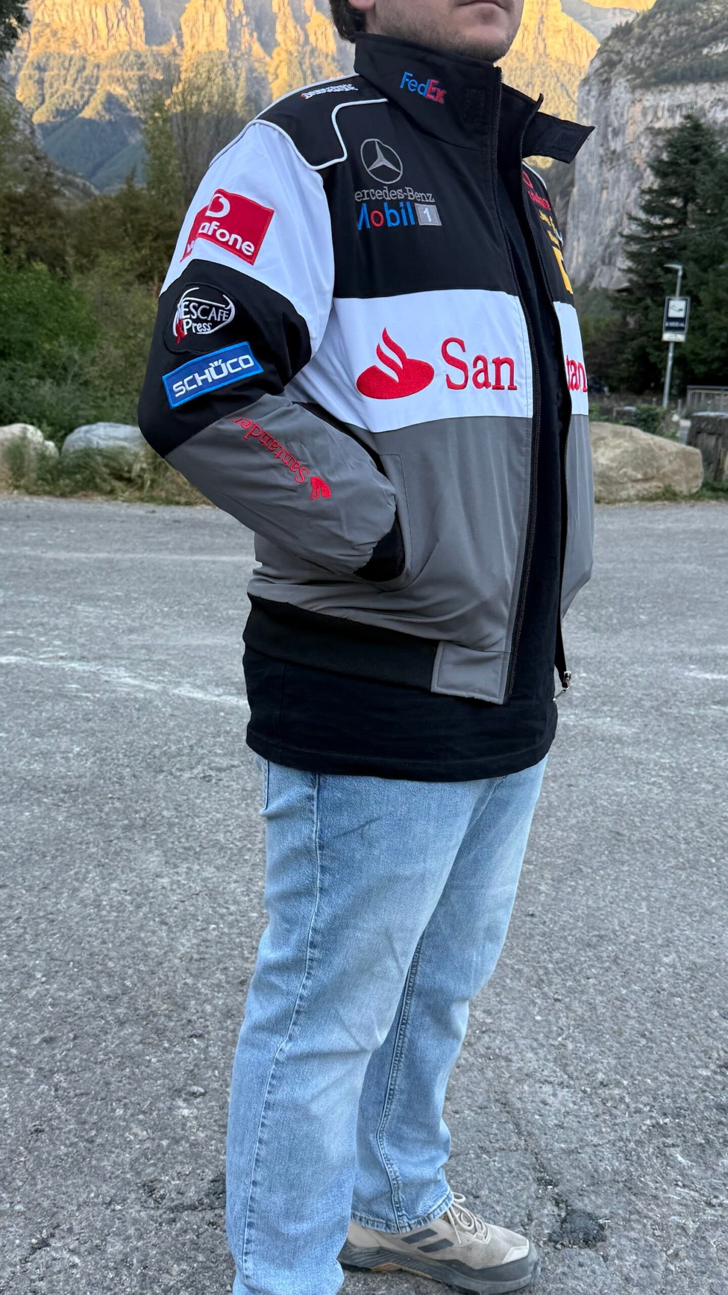 Chaqueta Racing Mercedes-Benz Vintage – Negra, Blanca y Gris (Bordada) - Imagen 6