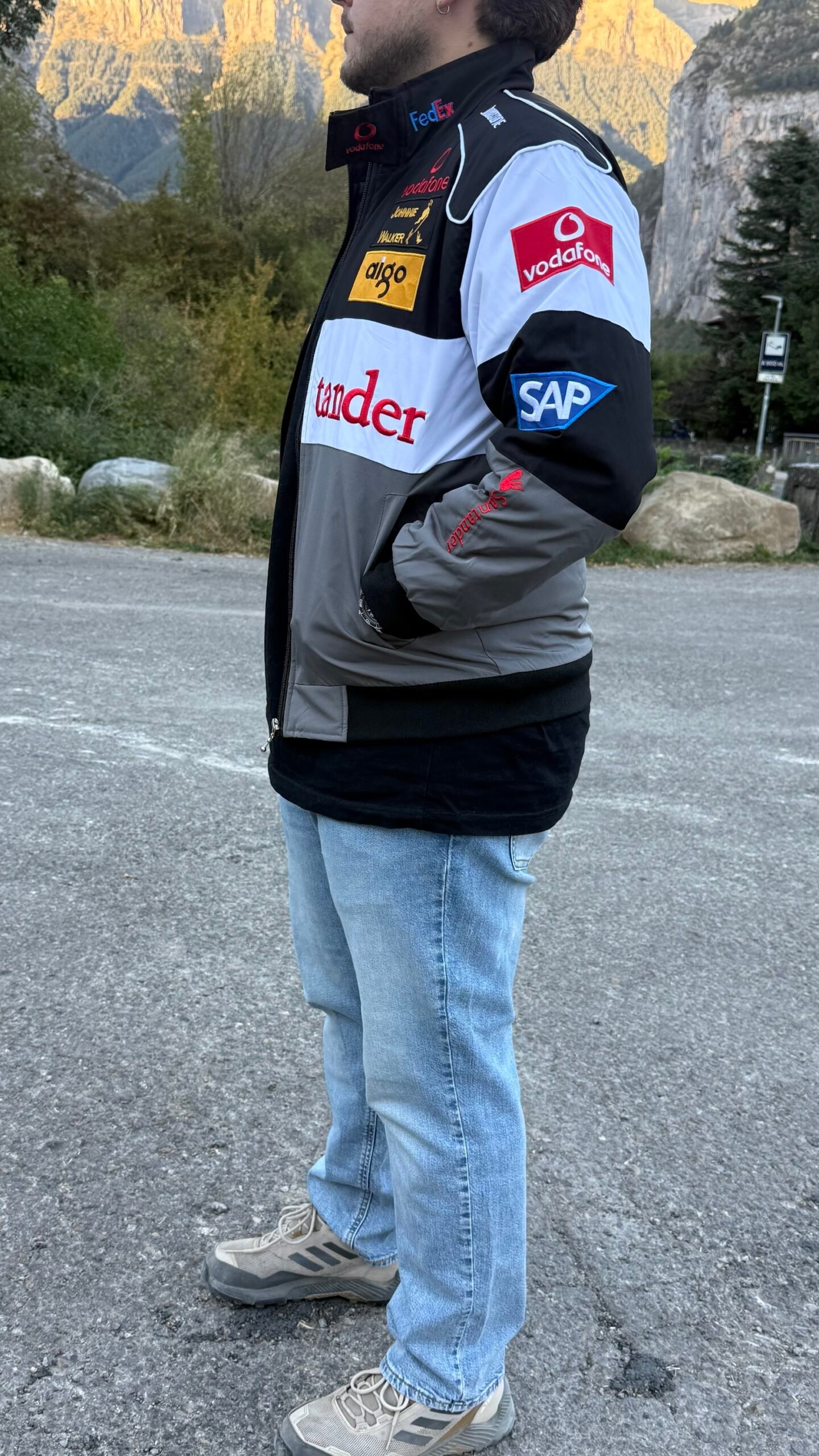 Chaqueta Racing Mercedes-Benz Vintage – Negra, Blanca y Gris (Bordada) - Imagen 4
