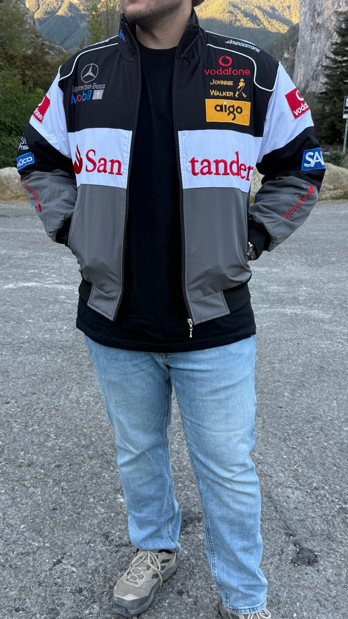 Chaqueta Racing Mercedes-Benz Vintage – Negra, Blanca y Gris (Bordada) - Imagen 2